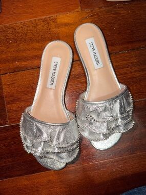 NWOT Steve Madden Silver Ruffled Slide Mules